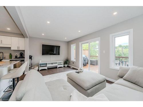 30-86 Erbsville Court, Waterloo, ON - Indoor Photo Showing Living Room