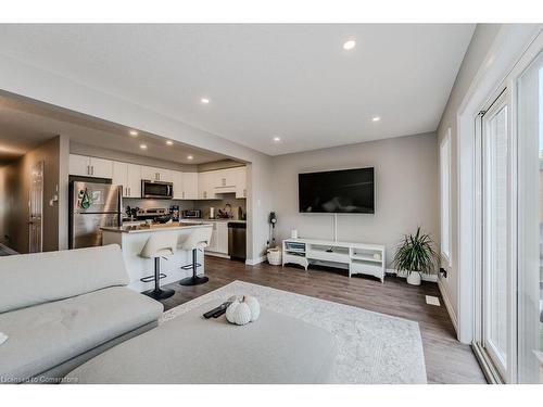 30-86 Erbsville Court, Waterloo, ON - Indoor Photo Showing Living Room