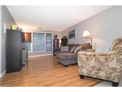 1-65 Glamis Road, Cambridge, ON - Indoor Photo Showing Living Room