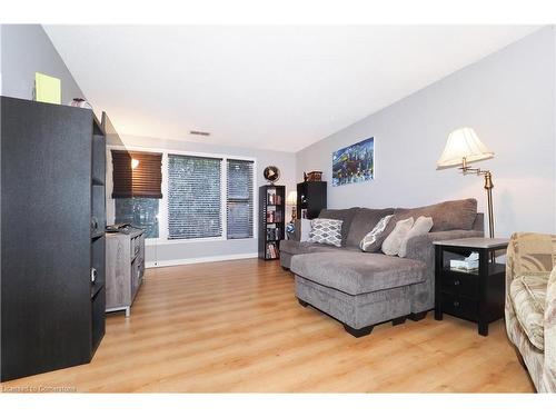 1-65 Glamis Road, Cambridge, ON - Indoor Photo Showing Living Room