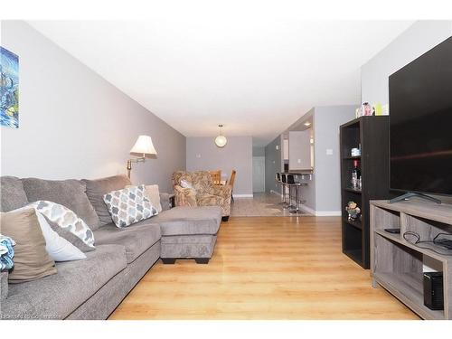 1-65 Glamis Road, Cambridge, ON - Indoor Photo Showing Living Room