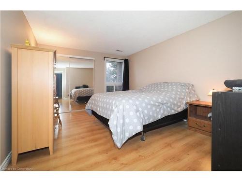 1-65 Glamis Road, Cambridge, ON - Indoor Photo Showing Bedroom