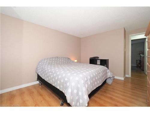 1-65 Glamis Road, Cambridge, ON - Indoor Photo Showing Bedroom