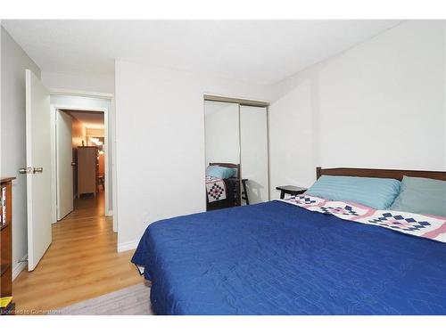 1-65 Glamis Road, Cambridge, ON - Indoor Photo Showing Bedroom