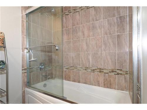 1-65 Glamis Road, Cambridge, ON - Indoor Photo Showing Bathroom