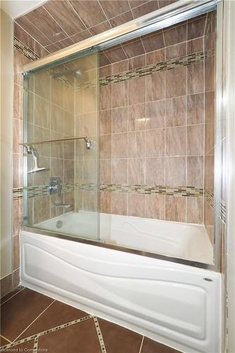 1-65 Glamis Road, Cambridge, ON - Indoor Photo Showing Bathroom