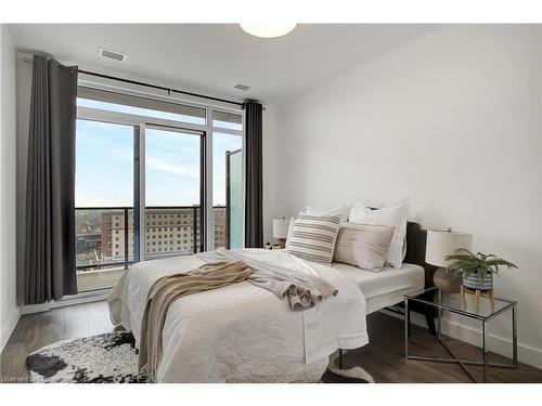 1008-50 Grand Avenue South, Cambridge, ON - Indoor Photo Showing Bedroom