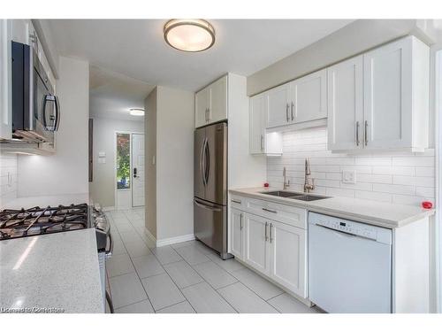 134 Bayne Crescent, Cambridge, ON - Indoor Photo Showing Kitchen With Double Sink With Upgraded Kitchen