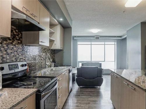 1105-8 Hickory Street W, Waterloo, ON - Indoor Photo Showing Kitchen With Double Sink With Upgraded Kitchen