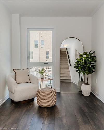 I072-15 Urbane Boulevard, Kitchener, ON - Indoor Photo Showing Living Room