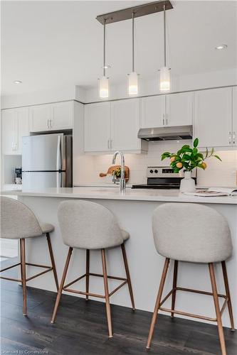 I072-15 Urbane Boulevard, Kitchener, ON - Indoor Photo Showing Kitchen With Upgraded Kitchen