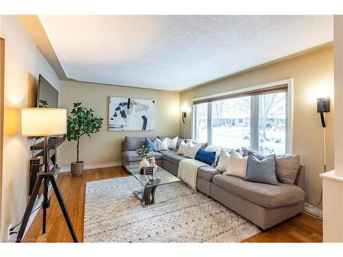 31 Pinecrest Drive, Kitchener, ON - Indoor Photo Showing Living Room