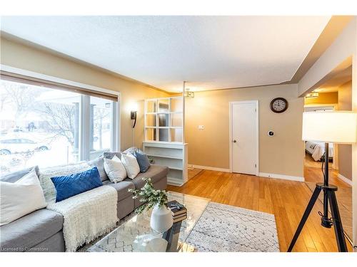 31 Pinecrest Drive, Kitchener, ON - Indoor Photo Showing Living Room