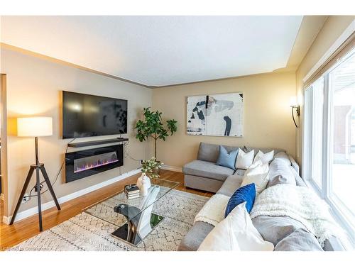 31 Pinecrest Drive, Kitchener, ON - Indoor Photo Showing Living Room