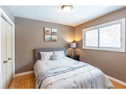 31 Pinecrest Drive, Kitchener, ON - Indoor Photo Showing Bedroom