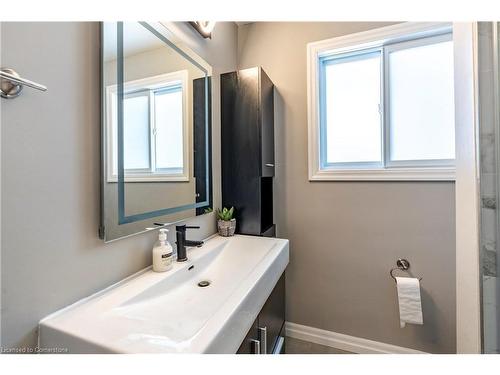 31 Pinecrest Drive, Kitchener, ON - Indoor Photo Showing Bathroom