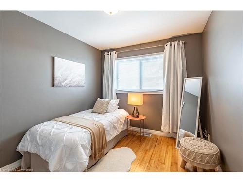 31 Pinecrest Drive, Kitchener, ON - Indoor Photo Showing Bedroom