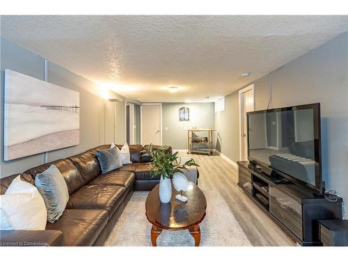 31 Pinecrest Drive, Kitchener, ON - Indoor Photo Showing Living Room