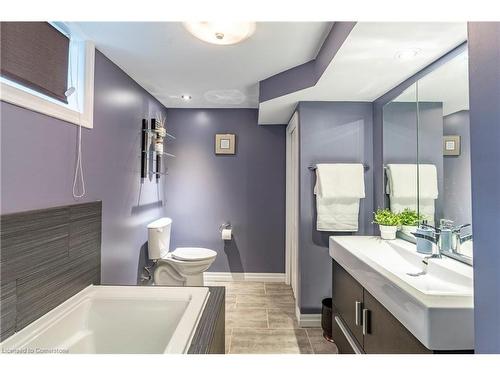 31 Pinecrest Drive, Kitchener, ON - Indoor Photo Showing Bathroom