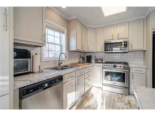 5 Sumac Crescent, Puslinch, ON - Indoor Photo Showing Kitchen With Double Sink With Upgraded Kitchen