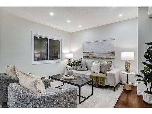 25-20 Paulander Drive, Kitchener, ON - Indoor Photo Showing Living Room