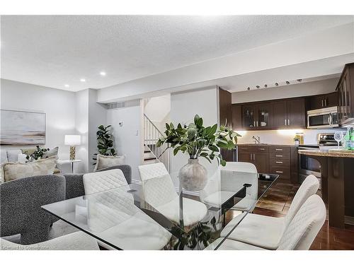 25-20 Paulander Drive, Kitchener, ON - Indoor Photo Showing Living Room