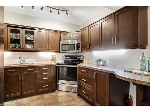 25-20 Paulander Drive, Kitchener, ON - Indoor Photo Showing Kitchen