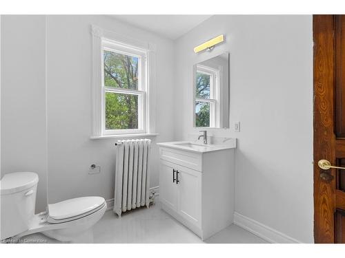 18 Weber Street W, Kitchener, ON - Indoor Photo Showing Bathroom