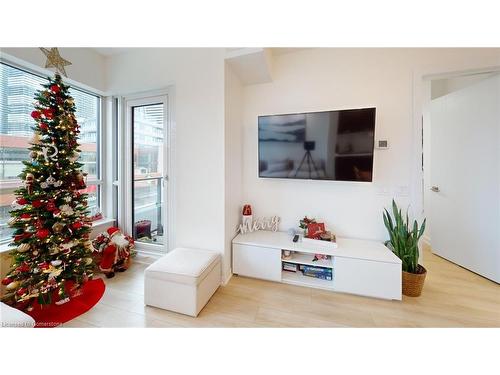 406-2220 Lake Shore Boulevard W, Toronto, ON - Indoor Photo Showing Living Room