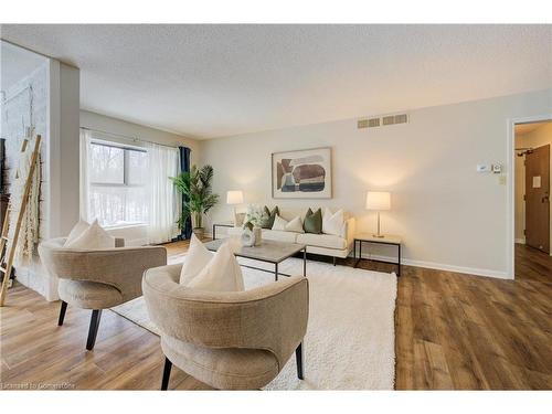 204-20 Berkley Road, Cambridge, ON - Indoor Photo Showing Living Room