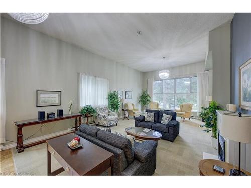 204-20 Berkley Road, Cambridge, ON - Indoor Photo Showing Living Room