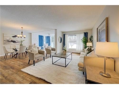 204-20 Berkley Road, Cambridge, ON - Indoor Photo Showing Living Room