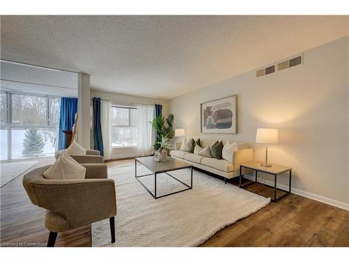 204-20 Berkley Road, Cambridge, ON - Indoor Photo Showing Living Room