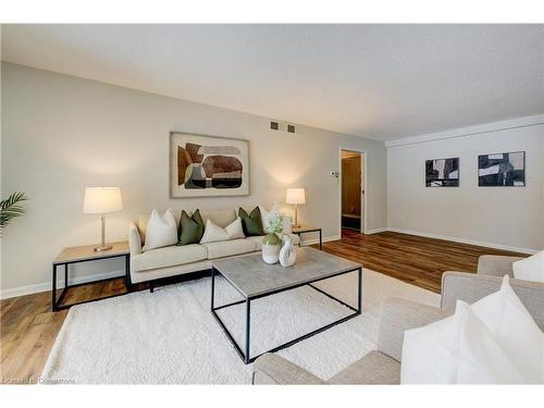 204-20 Berkley Road, Cambridge, ON - Indoor Photo Showing Living Room