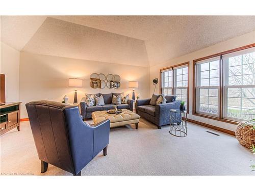 592 Fairview Street, New Hamburg, ON - Indoor Photo Showing Living Room