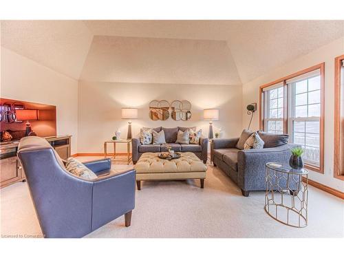 592 Fairview Street, New Hamburg, ON - Indoor Photo Showing Living Room