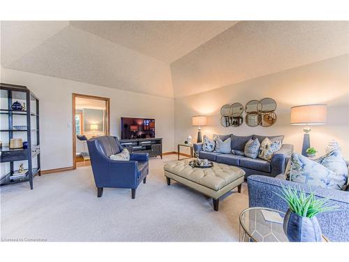 592 Fairview Street, New Hamburg, ON - Indoor Photo Showing Living Room