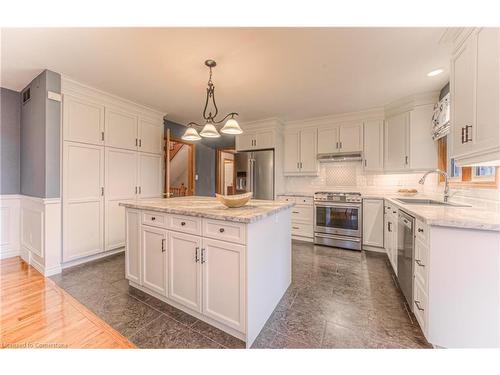 592 Fairview Street, New Hamburg, ON - Indoor Photo Showing Kitchen With Upgraded Kitchen