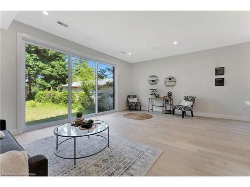 10 Blain Avenue, Cambridge, ON - Indoor Photo Showing Living Room