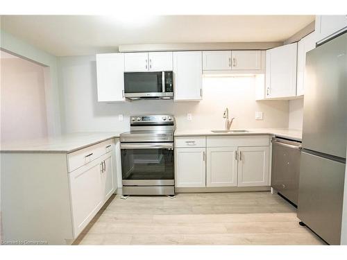 22 Carmine Crescent, Cambridge, ON - Indoor Photo Showing Kitchen