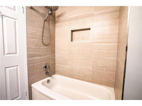 22 Carmine Crescent, Cambridge, ON - Indoor Photo Showing Bathroom