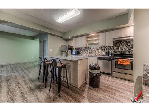 401-8 Hickory Street W, Waterloo, ON - Indoor Photo Showing Kitchen