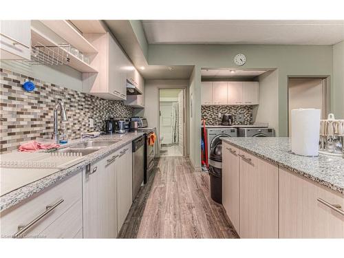 401-8 Hickory Street W, Waterloo, ON - Indoor Photo Showing Kitchen With Double Sink With Upgraded Kitchen