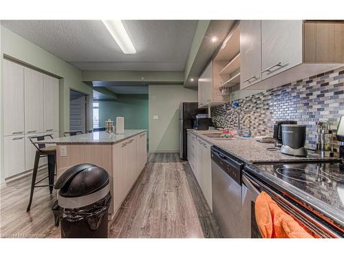 401-8 Hickory Street W, Waterloo, ON - Indoor Photo Showing Kitchen