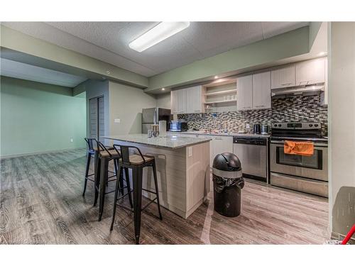 401-8 Hickory Street W, Waterloo, ON - Indoor Photo Showing Kitchen