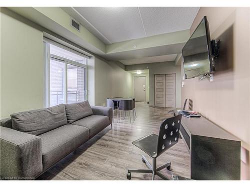 401-8 Hickory Street W, Waterloo, ON - Indoor Photo Showing Living Room