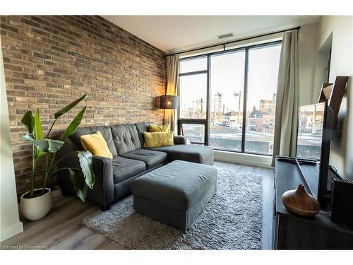 310-690 King Street, Kitchener, ON - Indoor Photo Showing Living Room