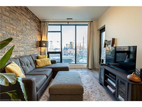 310-690 King Street, Kitchener, ON - Indoor Photo Showing Living Room