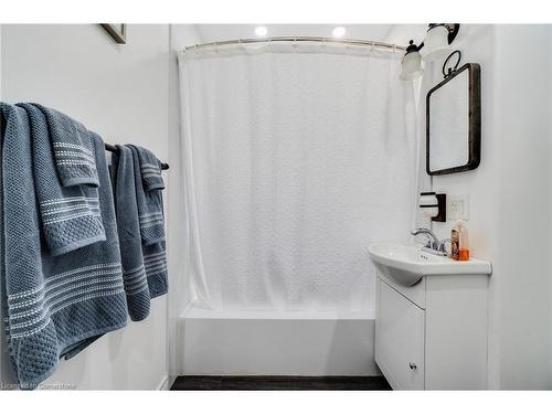 245 St Andrews Street, Cambridge, ON - Indoor Photo Showing Bathroom