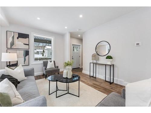 351 Fountain Street S, Cambridge, ON - Indoor Photo Showing Living Room